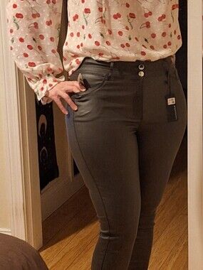 ✨️🍒APPERLOTH A🍒✨️FAUX LEATHER FOREST GREEN PANTS